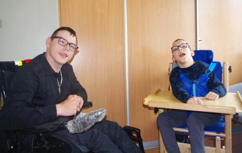 Nowy projekt: starszy kolega pomaga radzić sobie z niepełnosprawnością